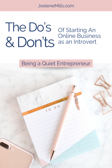 A Pink cellphone on a marble desktop with a to do list and pink pen, with the words "Do's & Don'ts of starting an online vusiness as an introvert"